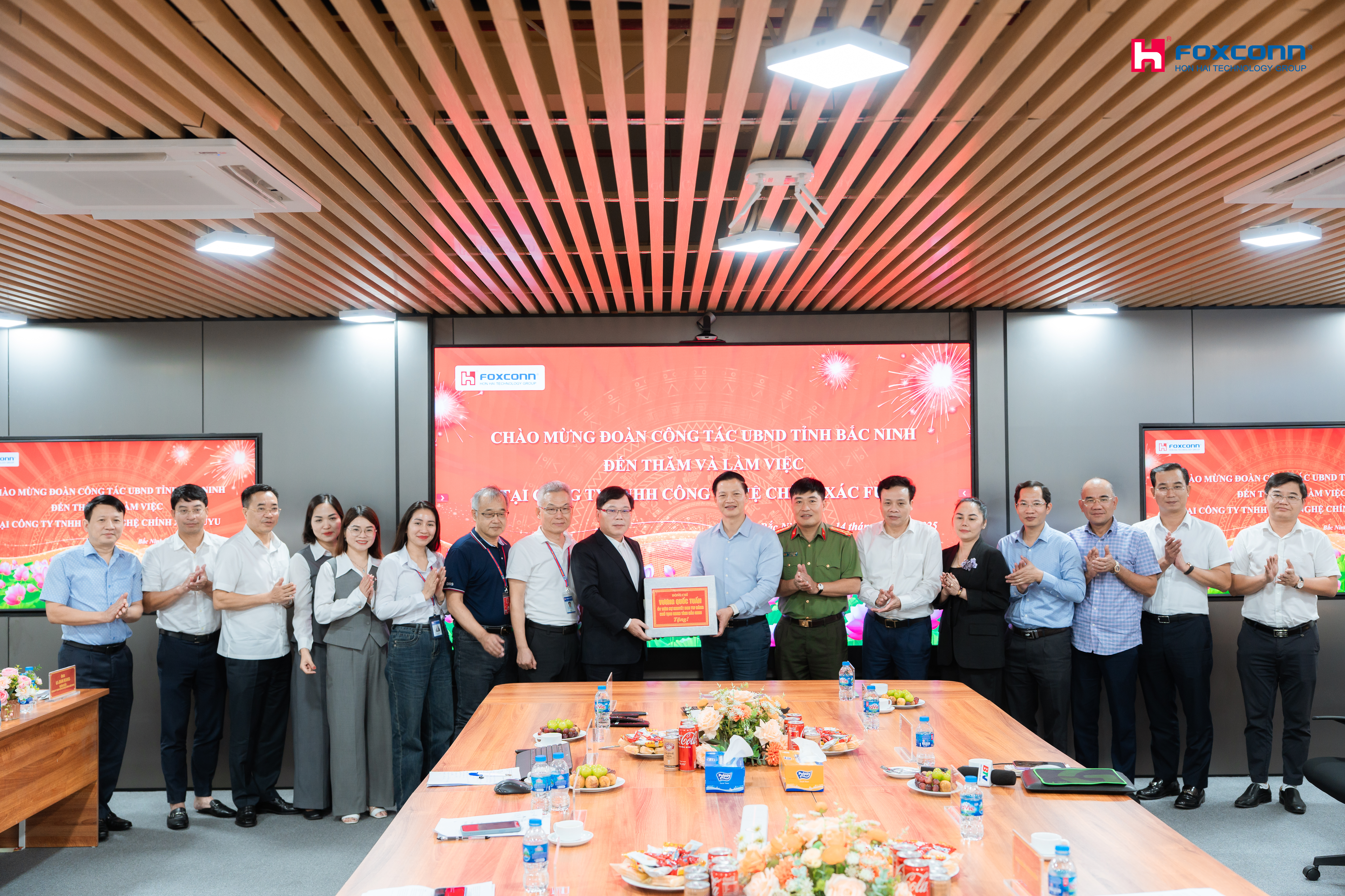 Chủ tịch UBND tỉnh Bắc Ninh làm việc với Foxconn Việt Nam về tình hình sản xuất trong và sau bão lũ