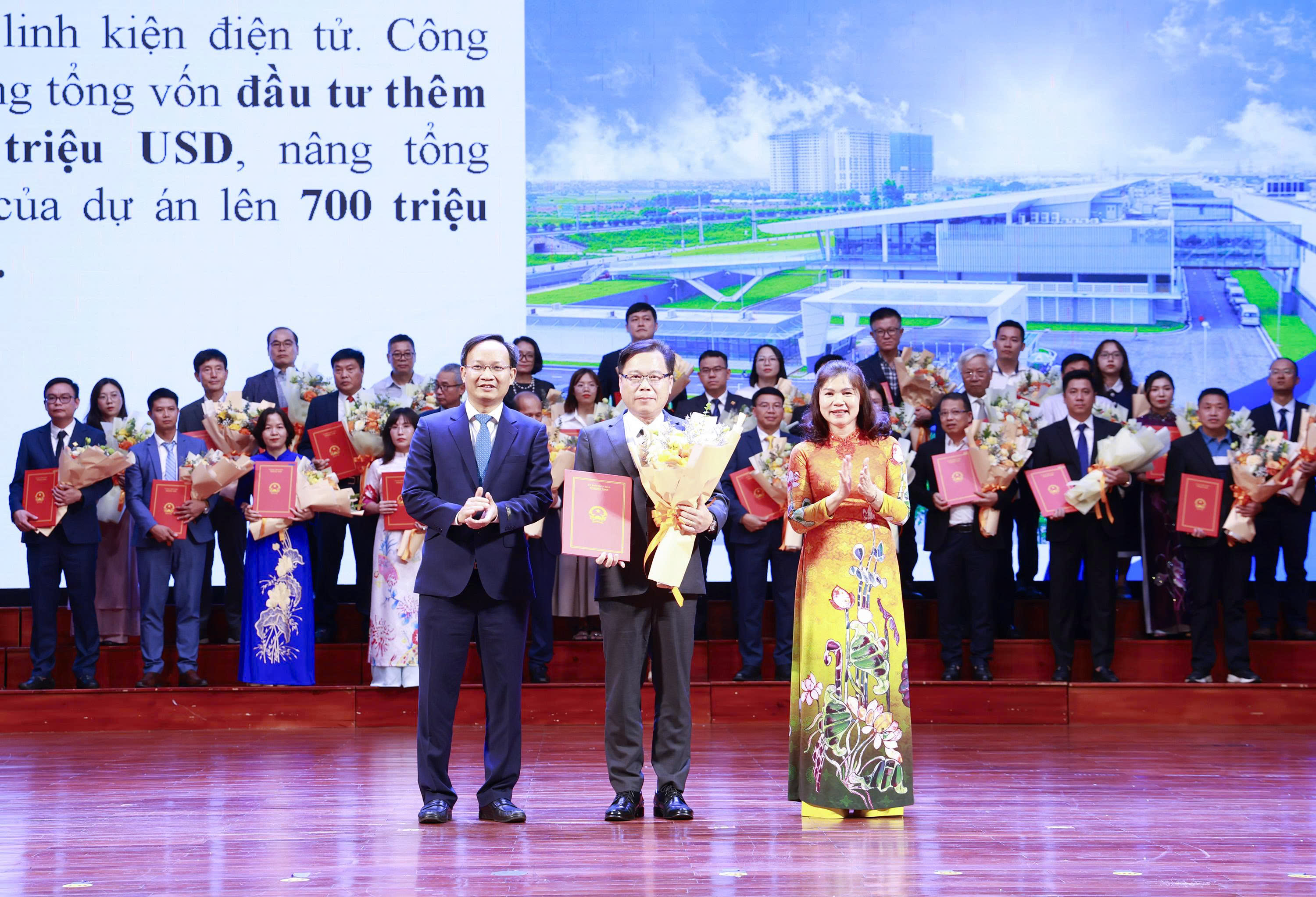 Foxconn Việt Nam vinh dự đón nhận Giấy chứng nhận đăng ký đầu tư điều chỉnh tăng vốn do lãnh đạo tỉnh Bắc Ninh trao tặng