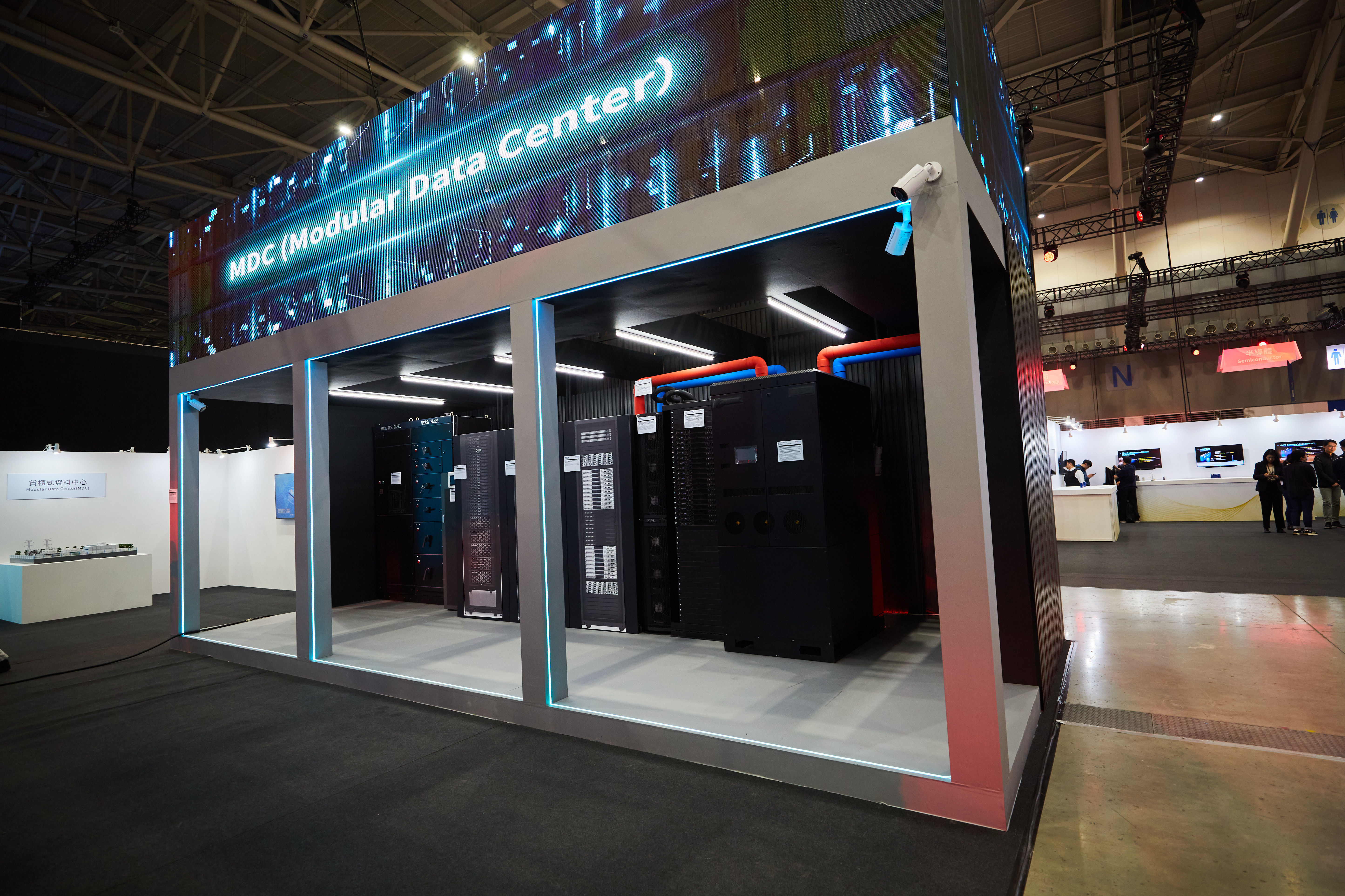 鸿海科技日逾200件展品 AI Factory展现生态系垂直整合能力