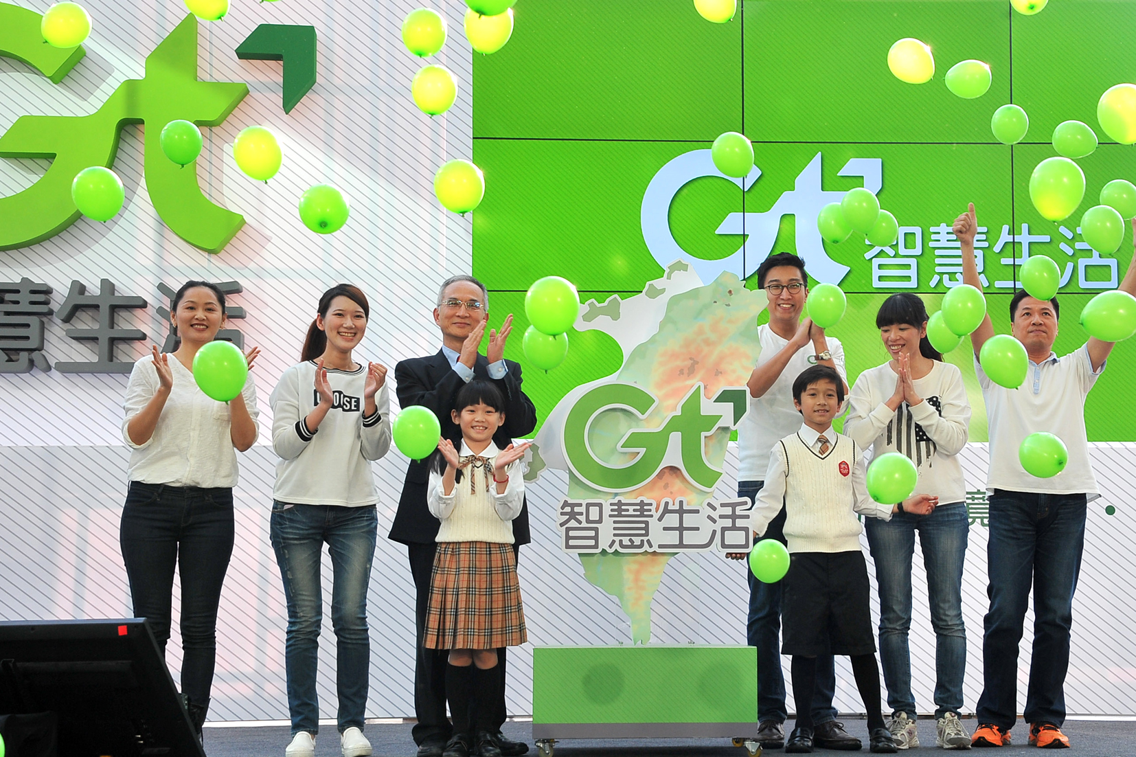 投資亞太電信，跨足台灣電信服務產業
