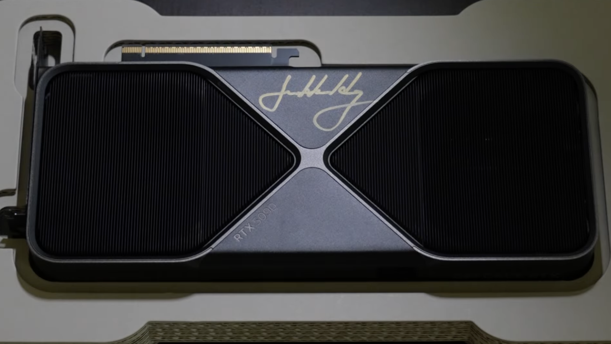 11/22抽獎活動特別獎：NVIDIA 創辦人黃仁勳親筆簽名的 「NVIDIA GeForce RTX 5090 顯示卡」